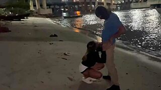 Esposa Dando pro Amigo do Corno na Praia com Cumshot and Public Flashing!