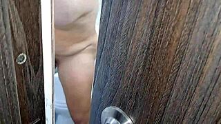 Veo a mi madrastra disfrutar de su delicioso coño parte 1