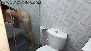 Veo a mi madrastra disfrutar de su delicioso coño parte 1