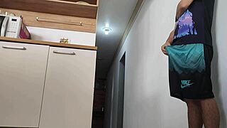 Sexo arriscado while my husband was in the bath, friend's pau got erect and I fucked him in kitchen.