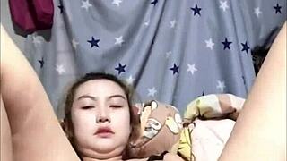 amateur japanese babe gets horny masturbating solo to squirting finish 💦😈