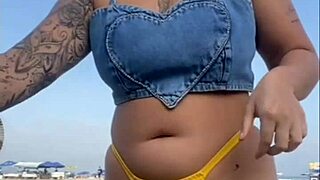 fiz o cara ficar de pau duro na praia with african exhibitionists flashing