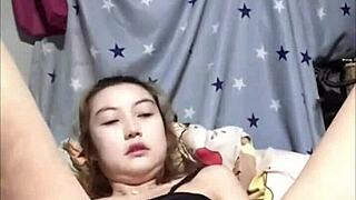 amateur japanese babe gets horny masturbating solo to squirting finish 💦😈
