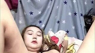 amateur japanese babe gets horny masturbating solo to squirting finish 💦😈