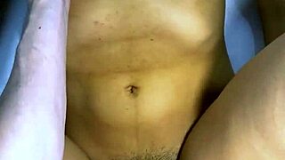 el infiel y la estudiante intercambiaron miradas furtivas en la sala de clases y terminaron besándose