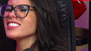 Loira Peituda From California Sucks On Morena Safada's Buceta In Lesbian Action