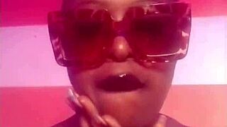 a mi novia le encanta chuparme las bolas con pasión