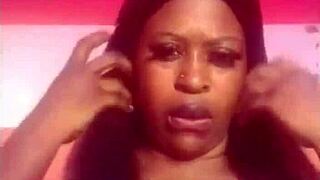 a mi novia le encanta chuparme las bolas con pasión