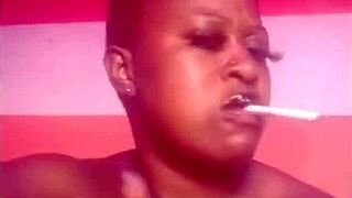 a mi novia le encanta chuparme las bolas con pasión