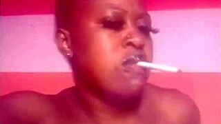 a mi novia le encanta chuparme las bolas con pasión