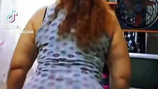 Calcinha marcando na coroa no meio da rua