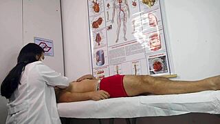 paciente fica excitado na frente da enfermeira