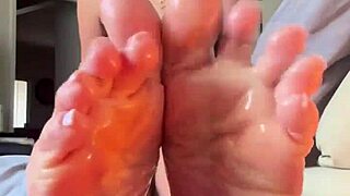 Redbone shows oiled soles in jerk off instructions