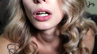 LaraJuicy fingers huge pussy lips through pantyhose to squirt