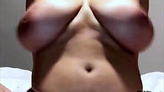 las enormes tetas de la prometida rebotan con cum