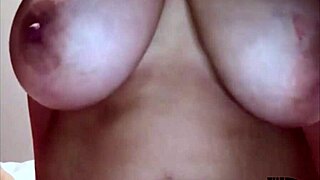 las enormes tetas de la prometida rebotan con cum