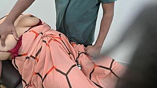 इंडियन डॉक्टर ने हॉस्पिटल क्लिनिक में लेडी पेशेंट की पूरी जांच चुदाई से की