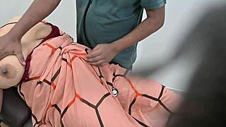 इंडियन डॉक्टर ने हॉस्पिटल क्लिनिक में लेडी पेशेंट की पूरी जांच चुदाई से की