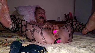 slutty gf fingers squirts cum for stranger 😈💦