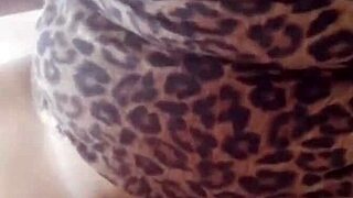 A MIA MOGLIE PIACE PULIRE IN MUTANDINE PER FARSI FOTTRE BENT OVER