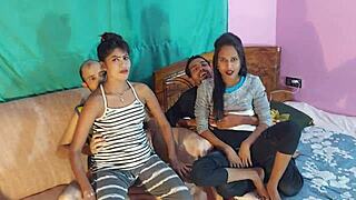 दो देसी लड़कियां हनीफ मनीक से पसीने वाली इंटररेशियल फोरसम चुदाई