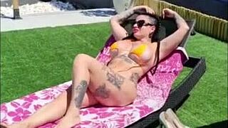 Me Follo Mi Vecina En La Piscina Jugando Al Fútbol