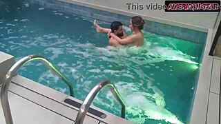 levou a milf pro motel pra relaxar mas ela quis foder na piscina e acalmou gostoso