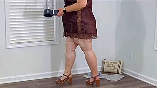 Curvy granny maid lifts minidress reveals her dripping fat pussy upskirt!