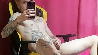 Hey, look at my smooth body—why would I date older folks?