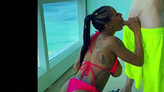 Sarai Minx gives blowjob on Miami Beach