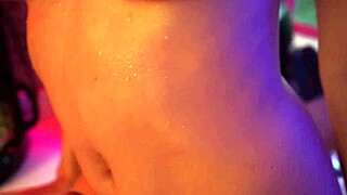 हे, इस हॉट लेटिना टीन को किचन में ब्लो जॉब देते हुए चेक करो। उसके नेचरल टिट्स एमेजिंग हैं एमेच्योर वाइब्स के साथ।