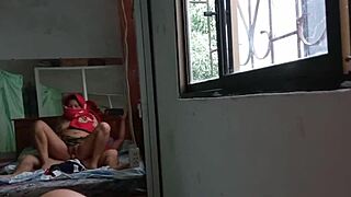 la madrastra musulmana entra al cuarto de su hijastro y le dice 'ven, vamos a follar'