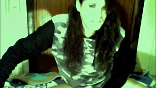 Watch this amateur brunette masturbate on webcam?