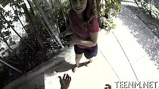 कर्टनी लॉक्स ने पैसे के लिए अपनी चूसने की स्किल्स दिखाई।