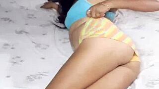 Mi sobrina hace doble penetración con su consolador para provocarme