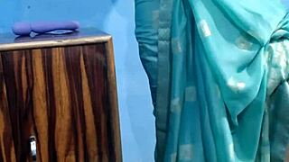 How does sexy bhabhi play with dildo in green saree?