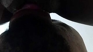 em outros ângulos me masturbo gostoso pela primeira vez com um plug no meu cuzinho gozei muito tudo uma dlc