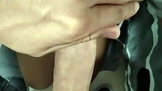 Amiga de mi novia, ¿me chupas la polla mientras ella atiende la llamada?