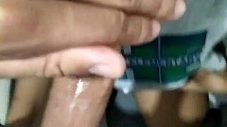 Amiga de mi novia, ¿me chupas la polla mientras ella atiende la llamada?