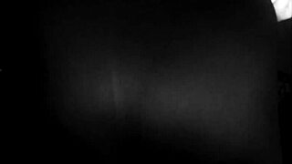 Thicc white girl showing off her curvy ass!