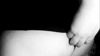 Thicc white girl showing off her curvy ass!