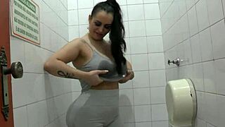 Did the gym hot girl pay for blowjob while working out?