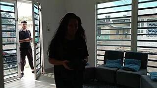 llega el domiciliario y le pago con sexo porque no tengo dinero