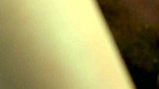 Agarrei a novinha e mandei ela chupar meu pau duro