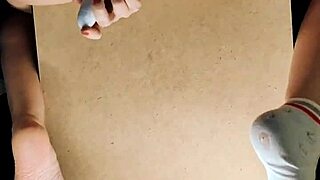 मिल्फ इनेसा प्यार से चूमकर क्लोजअप में अपनी चूत टॉय करती है