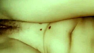 मिल्फ इनेसा प्यार से चूमकर क्लोजअप में अपनी चूत टॉय करती है