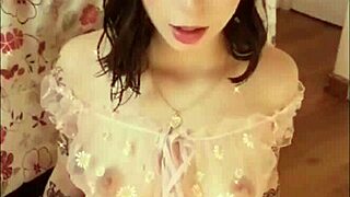 Kawaii woman shows tits in bedroom