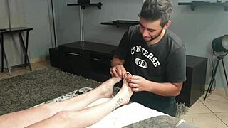 अरे, मेरे पैरों को ऑयल लगाकर, रगड़कर, और अच्छी तरह चूसने देखना चाहते हो?