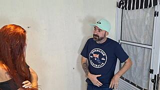 Costureira safada de olho no pau do cliente 😏