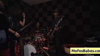 Nia Bleu and Brett Maker fuck during concert.